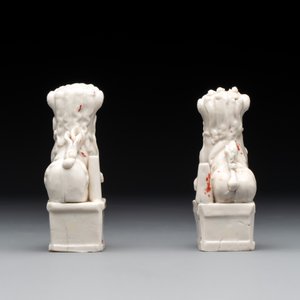 Two Chinese Dehua blanc de Chine figures of Guanyin and Shoulao and a pair of Buddhist lions, He Chaozong 何朝宗 mark, 18/19th C. — photo 10