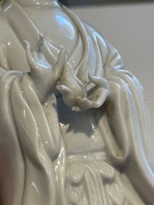Two Chinese Dehua blanc de Chine figures of Guanyin and Shoulao and a pair of Buddhist lions, He Chaozong 何朝宗 mark, 18/19th C. — photo 14
