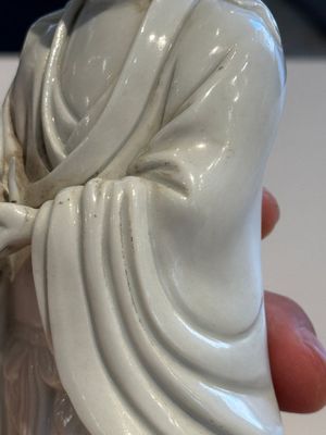 Two Chinese Dehua blanc de Chine figures of Guanyin and Shoulao and a pair of Buddhist lions, He Chaozong 何朝宗 mark, 18/19th C. — photo 15