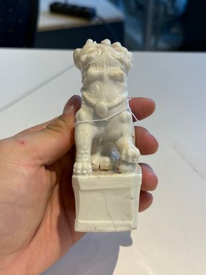 Two Chinese Dehua blanc de Chine figures of Guanyin and Shoulao and a pair of Buddhist lions, He Chaozong 何朝宗 mark, 18/19th C. — photo 24