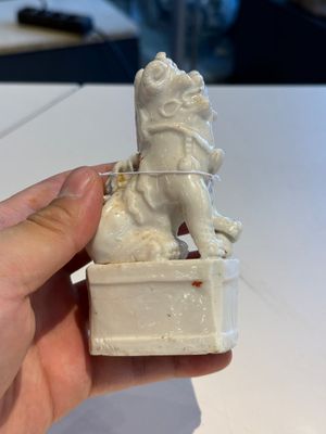 Two Chinese Dehua blanc de Chine figures of Guanyin and Shoulao and a pair of Buddhist lions, He Chaozong 何朝宗 mark, 18/19th C. — photo 25