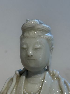 Two Chinese Dehua blanc de Chine figures of Guanyin and Shoulao and a pair of Buddhist lions, He Chaozong 何朝宗 mark, 18/19th C. — photo 3