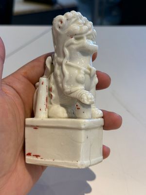 Two Chinese Dehua blanc de Chine figures of Guanyin and Shoulao and a pair of Buddhist lions, He Chaozong 何朝宗 mark, 18/19th C. — photo 35