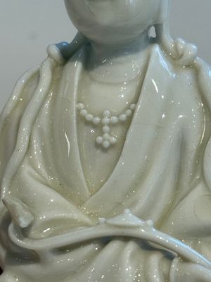 Two Chinese Dehua blanc de Chine figures of Guanyin and Shoulao and a pair of Buddhist lions, He Chaozong 何朝宗 mark, 18/19th C. — photo 4