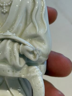 Two Chinese Dehua blanc de Chine figures of Guanyin and Shoulao and a pair of Buddhist lions, He Chaozong 何朝宗 mark, 18/19th C. — photo 5