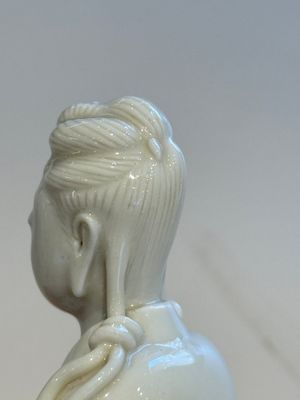 Two Chinese Dehua blanc de Chine figures of Guanyin and Shoulao and a pair of Buddhist lions, He Chaozong 何朝宗 mark, 18/19th C. — photo 8