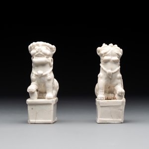 Two Chinese Dehua blanc de Chine figures of Guanyin and Shoulao and a pair of Buddhist lions, He Chaozong 何朝宗 mark, 18/19th C. — photo 8