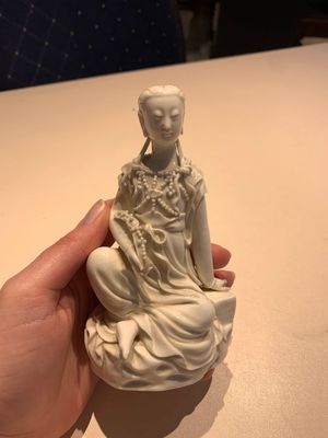 Two Chinese Dehua blanc de Chine figures of Guanyin, Xuande mark, 19/20th C. — photo 1