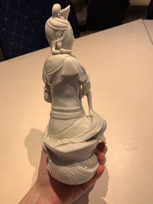 Two Chinese Dehua blanc de Chine figures of Guanyin, Xuande mark, 19/20th C. — photo 11