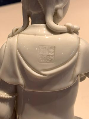 Two Chinese Dehua blanc de Chine figures of Guanyin, Xuande mark, 19/20th C. — photo 12