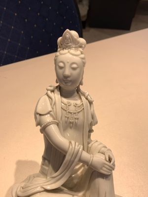 Two Chinese Dehua blanc de Chine figures of Guanyin, Xuande mark, 19/20th C. — photo 13