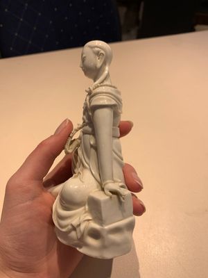 Two Chinese Dehua blanc de Chine figures of Guanyin, Xuande mark, 19/20th C. — photo 2