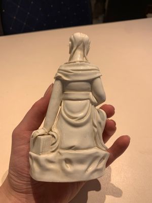 Two Chinese Dehua blanc de Chine figures of Guanyin, Xuande mark, 19/20th C. — photo 3