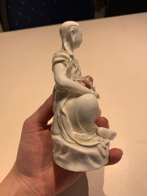 Two Chinese Dehua blanc de Chine figures of Guanyin, Xuande mark, 19/20th C. — photo 4