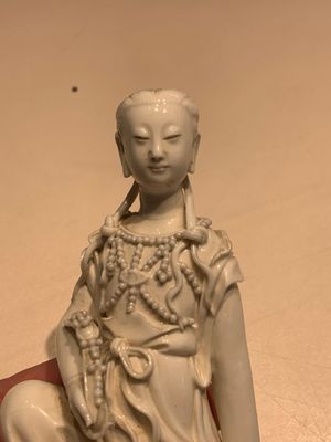 Two Chinese Dehua blanc de Chine figures of Guanyin, Xuande mark, 19/20th C. — photo 7