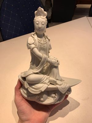 Two Chinese Dehua blanc de Chine figures of Guanyin, Xuande mark, 19/20th C. — photo 8