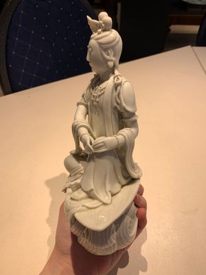 Two Chinese Dehua blanc de Chine figures of Guanyin, Xuande mark, 19/20th C. — photo 9