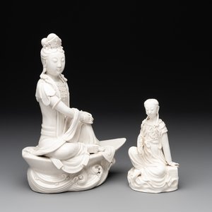 Two Chinese Dehua blanc de Chine figures of Guanyin, Xuande mark, 19/20th C. — photo 1