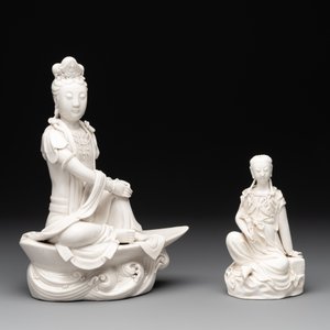 Two Chinese Dehua blanc de Chine figures of Guanyin, Xuande mark, 19/20th C. — photo 2