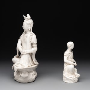 Two Chinese Dehua blanc de Chine figures of Guanyin, Xuande mark, 19/20th C. — photo 5