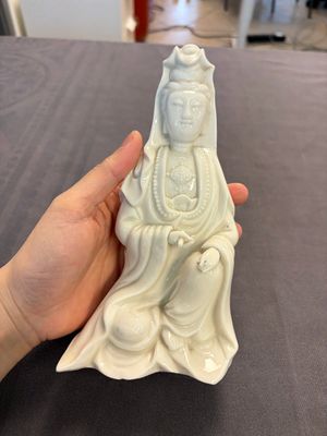 Two Chinese Dehua blanc de Chine groups of Guanyin and a vase with lion-head handles, 18th C. and later — 照片 1