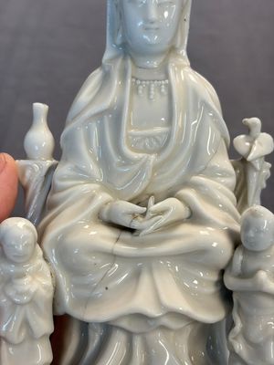 Two Chinese Dehua blanc de Chine groups of Guanyin and a vase with lion-head handles, 18th C. and later — 照片 11