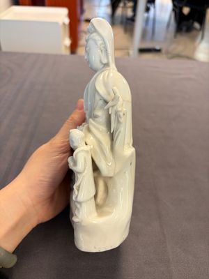 Two Chinese Dehua blanc de Chine groups of Guanyin and a vase with lion-head handles, 18th C. and later — 照片 16
