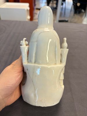 Two Chinese Dehua blanc de Chine groups of Guanyin and a vase with lion-head handles, 18th C. and later — 照片 17