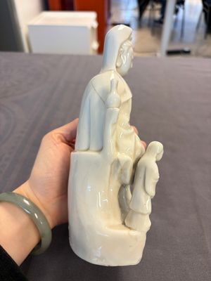 Two Chinese Dehua blanc de Chine groups of Guanyin and a vase with lion-head handles, 18th C. and later — 照片 18