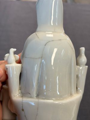 Two Chinese Dehua blanc de Chine groups of Guanyin and a vase with lion-head handles, 18th C. and later — 照片 19