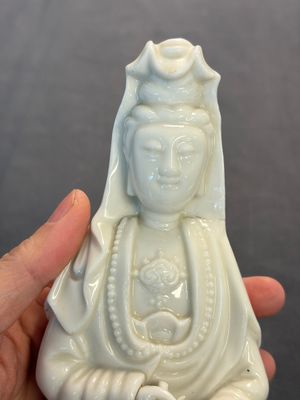 Two Chinese Dehua blanc de Chine groups of Guanyin and a vase with lion-head handles, 18th C. and later — 照片 2