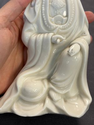 Two Chinese Dehua blanc de Chine groups of Guanyin and a vase with lion-head handles, 18th C. and later — 照片 3
