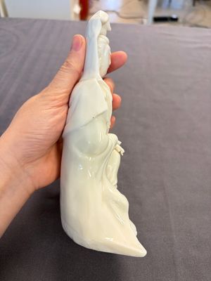 Two Chinese Dehua blanc de Chine groups of Guanyin and a vase with lion-head handles, 18th C. and later — 照片 6