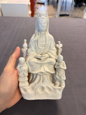 Two Chinese Dehua blanc de Chine groups of Guanyin and a vase with lion-head handles, 18th C. and later — 照片 9