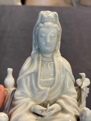Two Chinese Dehua blanc de Chine groups of Guanyin and a vase with lion-head handles, 18th C. and later — 照片 10