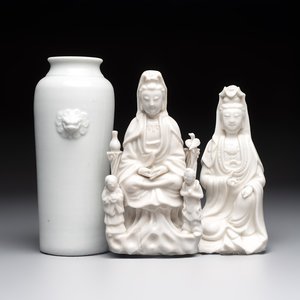 Two Chinese Dehua blanc de Chine groups of Guanyin and a vase with lion-head handles, 18th C. and later — 照片 1