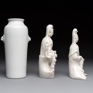Two Chinese Dehua blanc de Chine groups of Guanyin and a vase with lion-head handles, 18th C. and later — 照片 5