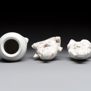 Two Chinese Dehua blanc de Chine groups of Guanyin and a vase with lion-head handles, 18th C. and later — 照片 6
