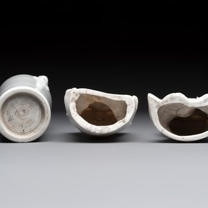 Two Chinese Dehua blanc de Chine groups of Guanyin and a vase with lion-head handles, 18th C. and later — 照片 7
