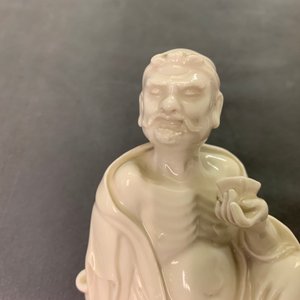 Two Chinese Dehua blanc de Chine models of a Luohan and Guanyin with servant, 19th C. — 照片 17
