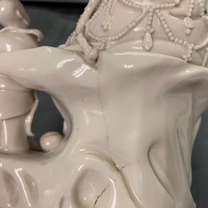 Two Chinese Dehua blanc de Chine models of a Luohan and Guanyin with servant, 19th C. — 照片 22