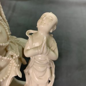 Two Chinese Dehua blanc de Chine models of a Luohan and Guanyin with servant, 19th C. — 照片 23