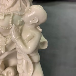 Two Chinese Dehua blanc de Chine models of a Luohan and Guanyin with servant, 19th C. — 照片 24