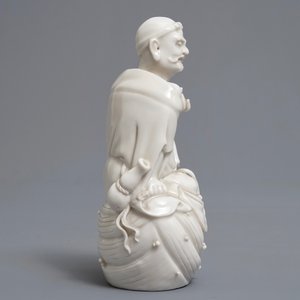 Two Chinese Dehua blanc de Chine models of a Luohan and Guanyin with servant, 19th C. — photo 3