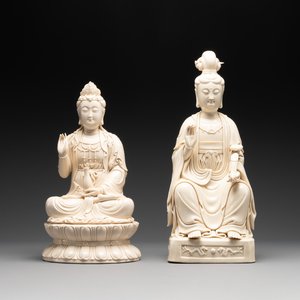 Two Chinese Dehua blanc de Chine sculptures of Guanyin, He Chaozong 何朝宗 marks, 20th C. — foto 1