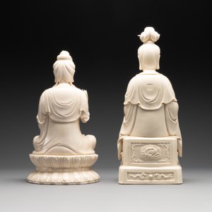 Two Chinese Dehua blanc de Chine sculptures of Guanyin, He Chaozong 何朝宗 marks, 20th C. — foto 2