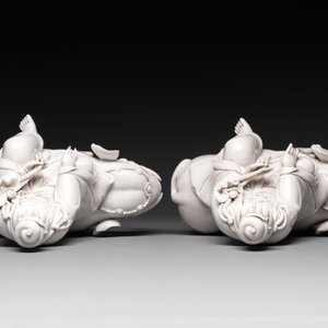 Two Chinese Dehua blanc de Chine sculptures of the Guanyin seated on an elephant, He Chaozong 何朝宗 and Dehua 德化 marks, 20th C. — 照片 6