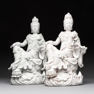 Two Chinese Dehua blanc de Chine sculptures of the seated Guanyin, He Chaozong 何朝宗 and Dehua 德化 marks, 20th C. — foto 1