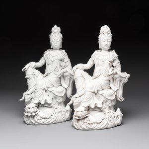 Two Chinese Dehua blanc de Chine sculptures of the seated Guanyin, He Chaozong 何朝宗 and Dehua 德化 marks, 20th C. — foto 2