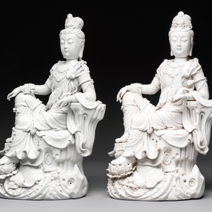 Two Chinese Dehua blanc de Chine sculptures of the seated Guanyin, He Chaozong 何朝宗 and Dehua 德化 marks, 20th C. — foto 3